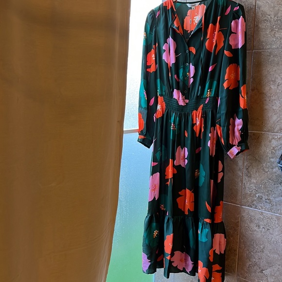 Tucker Dresses & Skirts - NWT Tucker Juliette silk dress - evergreen poppy;button front top, smocked waist